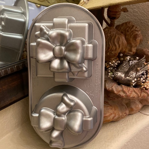 Nordic Ware Other - New Nordic Ware Pretty Presents cast- aluminum cake pan non-stick surface